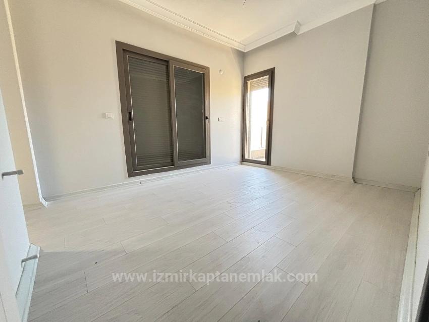 Menderes Özdere'de Plaja 500 M Otoparklı Geniş Bahçeli 3+1 Satılık Villa