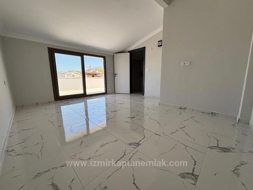 Menderes Özdere'de Plaja 500 M Otoparklı Geniş Bahçeli 3+1 Satılık Villa