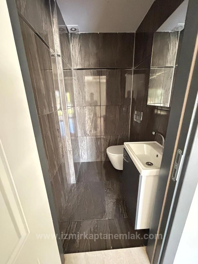 Menderes Özdere'de Plaja 500 M Otoparklı Geniş Bahçeli 3+1 Satılık Villa