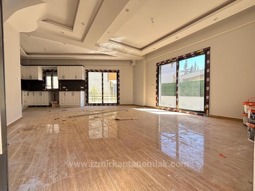 Menderes Özdere Merkezi Konumdabahçeli Ayrı Mutfaklı 3+1 Satılık Villa