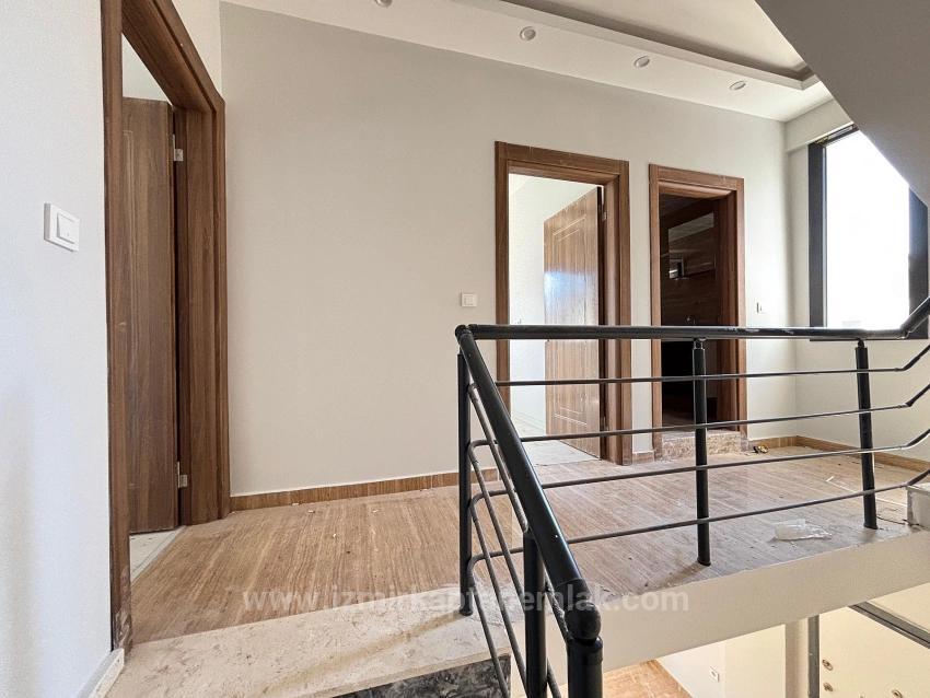 Menderes Özdere Merkezi Konumdabahçeli Ayrı Mutfaklı 3+1 Satılık Villa