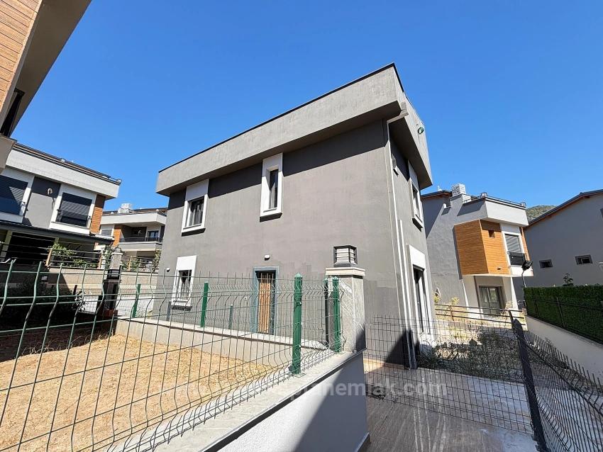 Menderes Özdere'de Müstakil Girişli Ferah Yapılı 3+1 Satılık Villa