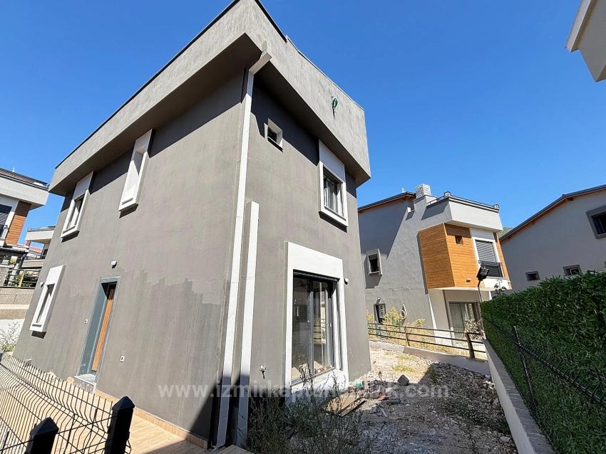 Menderes Özdere'de Müstakil Girişli Ferah Yapılı 3+1 Satılık Villa