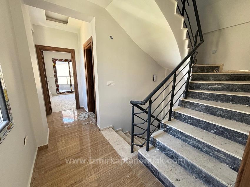 Menderes Özdere'de Müstakil Girişli Ferah Yapılı 3+1 Satılık Villa