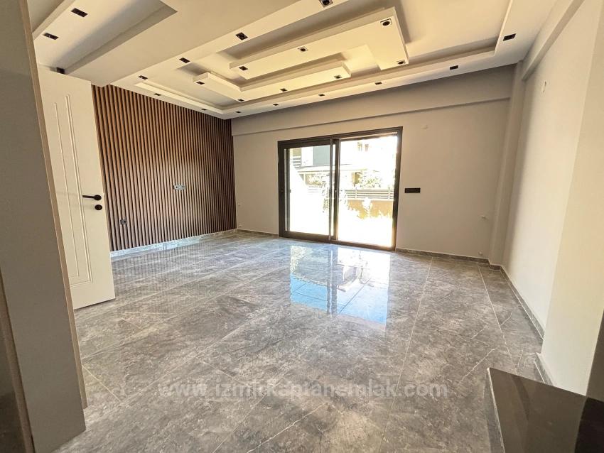 Menderes Özdere'de Plaja 100 M Sıfır Geniş Yapılı Bahçeli 2+1 Satılık Villa