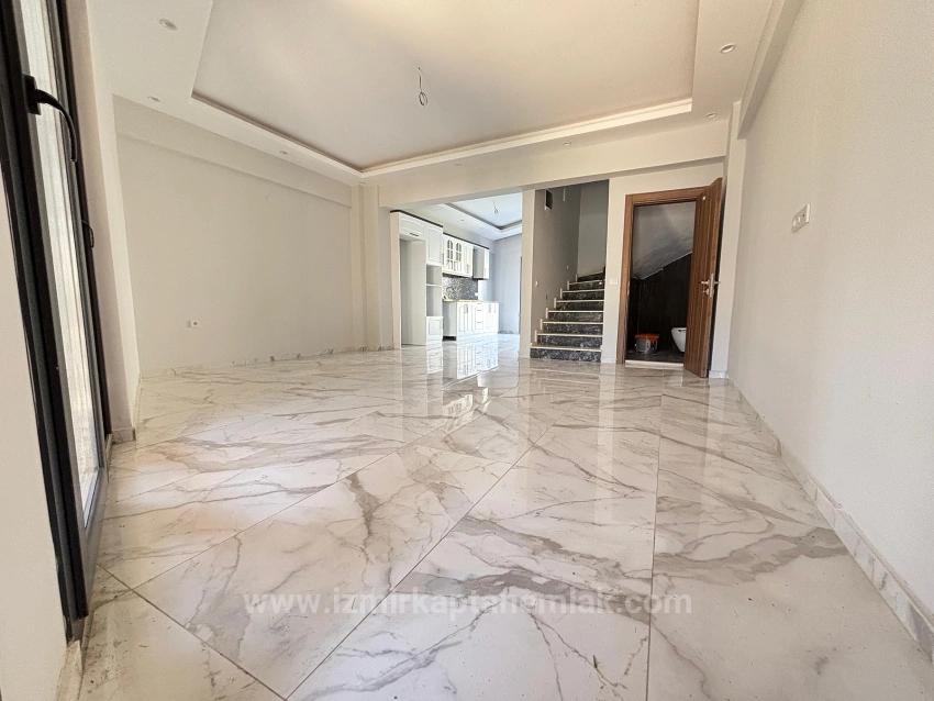 Menderes Özdere'de Plaja 50 M Geniş Bahçeli Sıfır 4+1 Satılık Tripleks