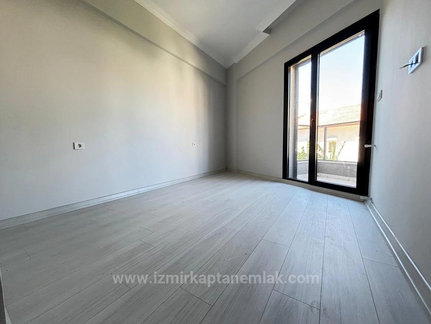 Menderes Özdere'de Plaja 50 M Geniş Bahçeli Sıfır 4+1 Satılık Tripleks