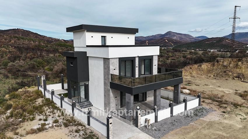Seferihisar Doğanbey Atatürk Mah. Satılık 4+1 Yazlık - 285 m²