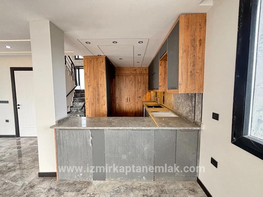 Seferihisar Doğanbey Atatürk Mah. Satılık 4+1 Yazlık - 285 m²