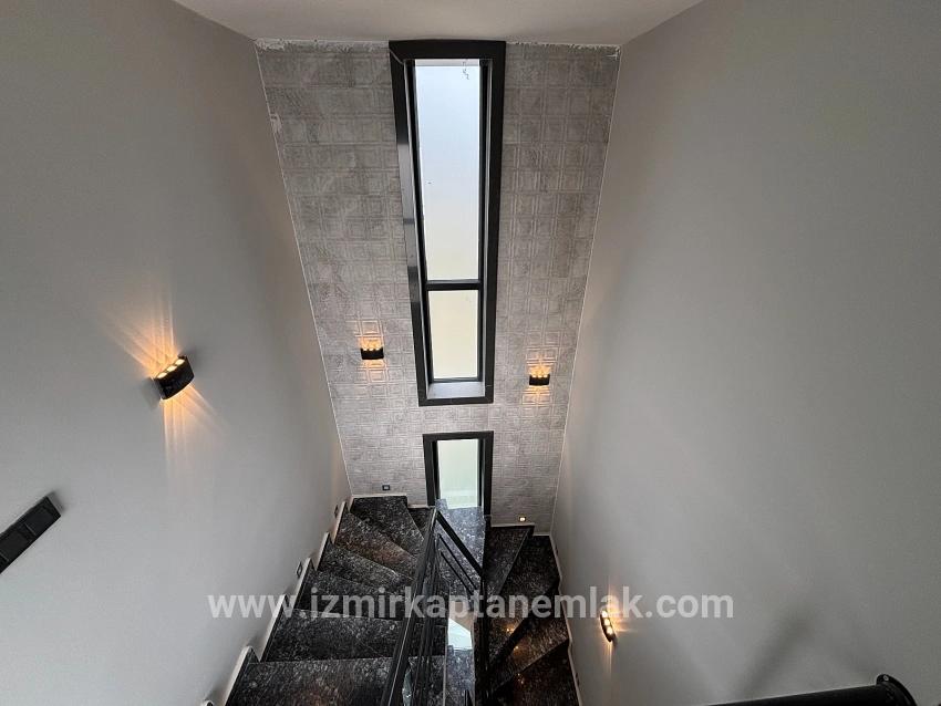 Seferihisar Doğanbey Atatürk Mah. Satılık 4+1 Yazlık - 285 m²