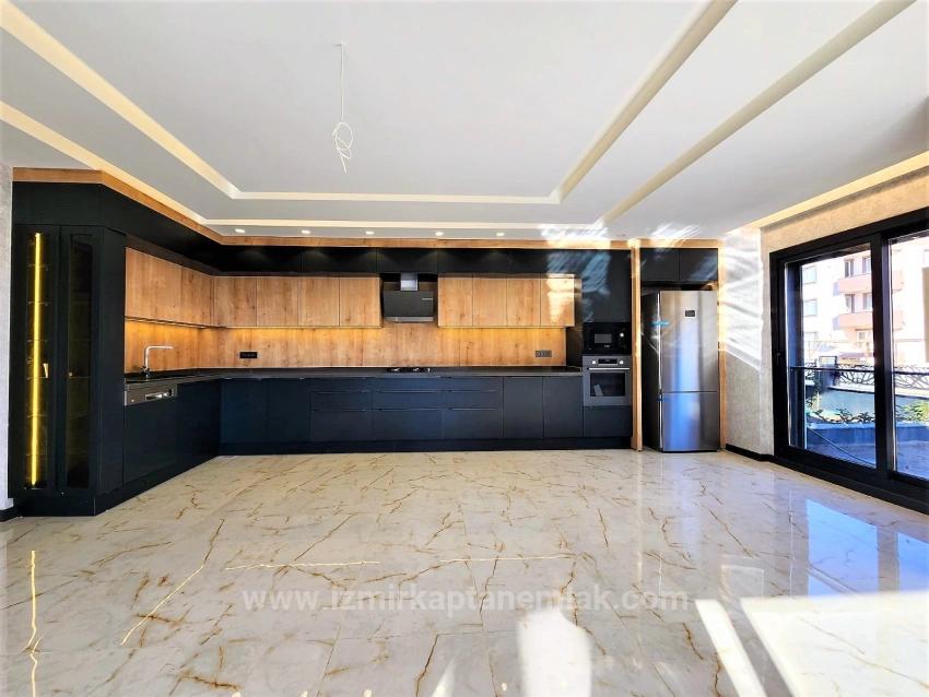 İzmir Seferihisar Camikebir'de Satılık Geniş Bahçeli Ultra Lüks 3+1 Villa