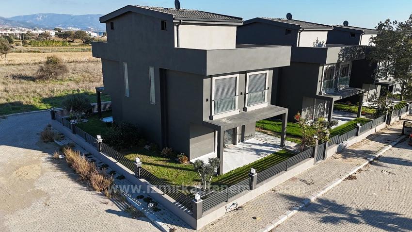 İzmir Seferihisar Atatürk Mahallesi’nde  Denize Sıfır Müstakil Tapulu 3+1 Tripleks Villa