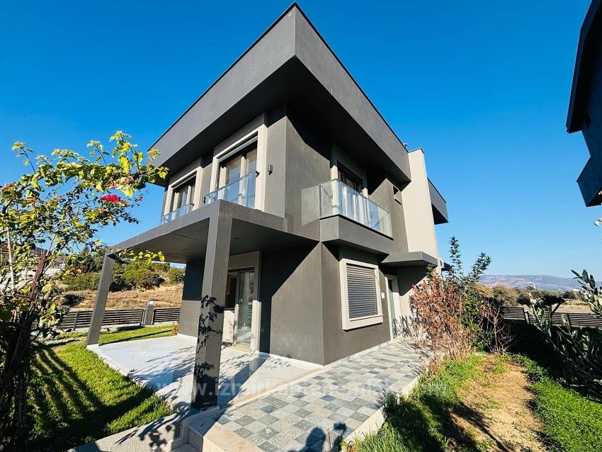 İzmir Seferihisar Atatürk Mahallesi’nde  Denize Sıfır Müstakil Tapulu 3+1 Tripleks Villa