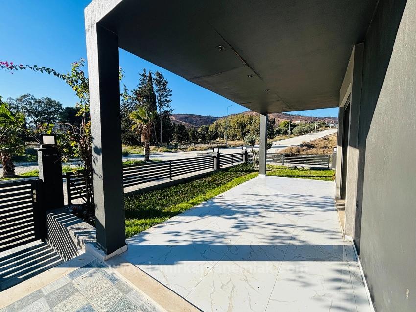 İzmir Seferihisar Atatürk Mahallesi’nde  Denize Sıfır Müstakil Tapulu 3+1 Tripleks Villa