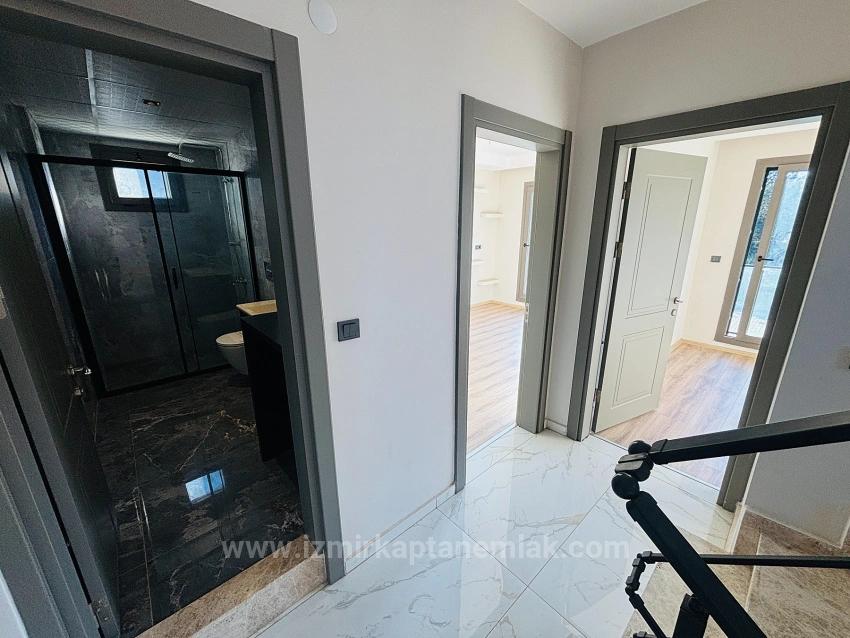 İzmir Seferihisar Atatürk Mahallesi’nde  Denize Sıfır Müstakil Tapulu 3+1 Tripleks Villa