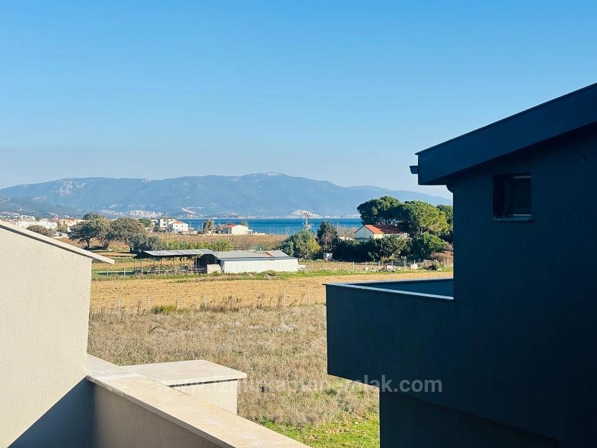 İzmir Seferihisar Atatürk Mahallesi’nde  Denize Sıfır Müstakil Tapulu 3+1 Tripleks Villa