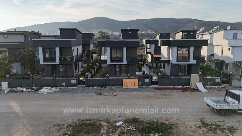  Izmir Seferihisar Cumhuriyet Mahallesi’nde Site İçerisinde 2+1 Geniş Bahçeli Villa 