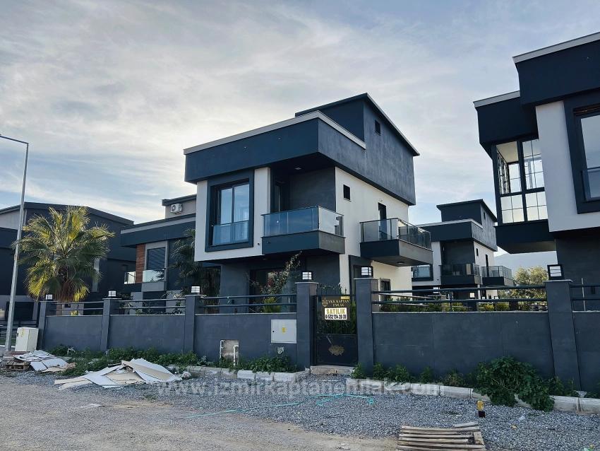  Izmir Seferihisar Cumhuriyet Mahallesi’nde Site İçerisinde 2+1 Geniş Bahçeli Villa 