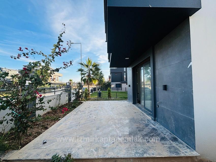  Izmir Seferihisar Cumhuriyet Mahallesi’nde Site İçerisinde 2+1 Geniş Bahçeli Villa 