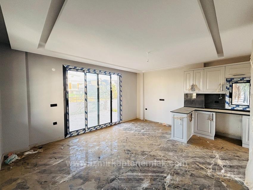  Izmir Seferihisar Cumhuriyet Mahallesi’nde Site İçerisinde 2+1 Geniş Bahçeli Villa 