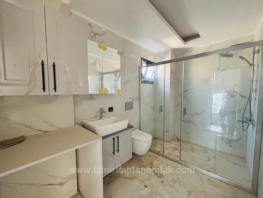  Izmir Seferihisar Cumhuriyet Mahallesi’nde Site İçerisinde 2+1 Geniş Bahçeli Villa 