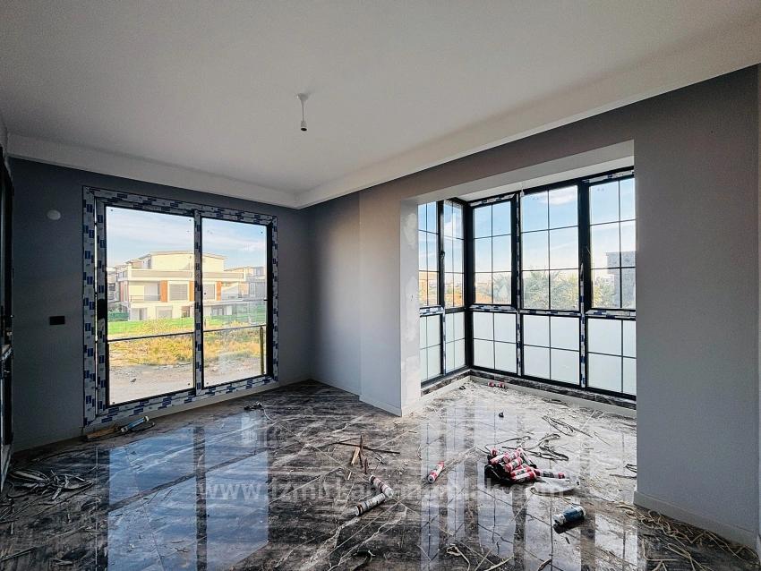  Izmir Seferihisar Cumhuriyet Mahallesi’nde Site İçerisinde 2+1 Geniş Bahçeli Villa 