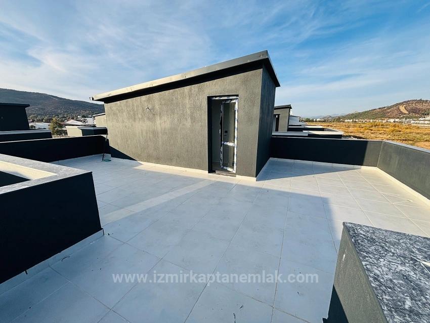  Izmir Seferihisar Cumhuriyet Mahallesi’nde Site İçerisinde 2+1 Geniş Bahçeli Villa 