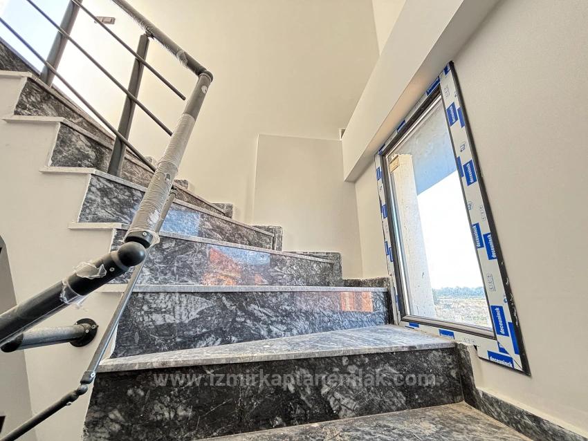 İzmir Seferihisar Cumhuriyet’de Güzel Konuma Sahip  3+1  Tripleks Yazlık Villa