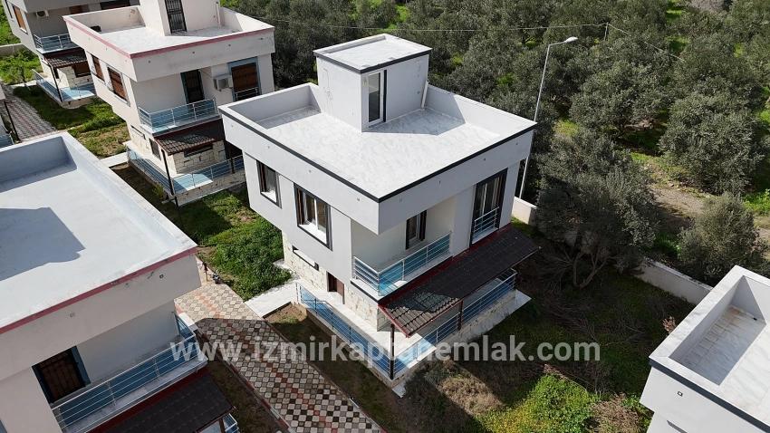 Seferihisar Doğanbey Cumhuriyet Mah. Satılık 3+1 Yazlık - 165 m²