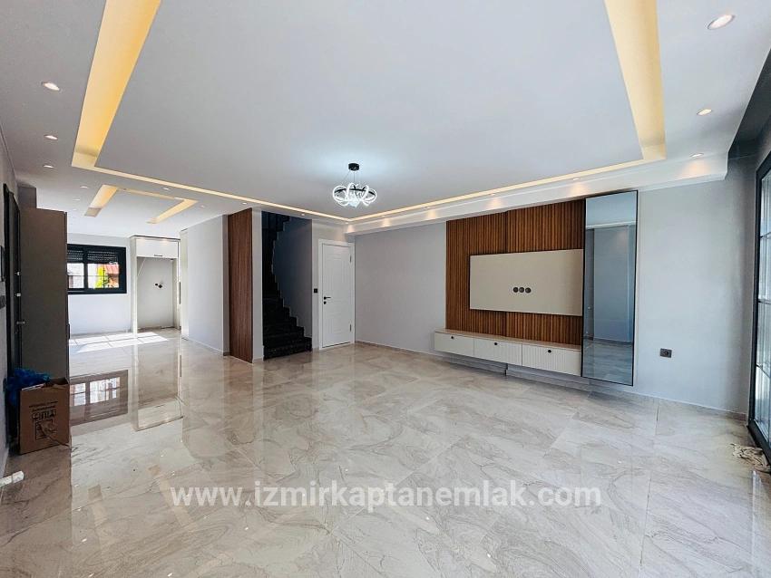 Seferihisar Ürkmez Mersin Alanı Mah. Satılık 3+1 Yazlık - 177 m²