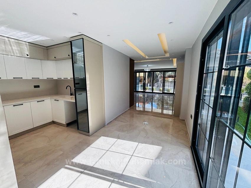 İzmir Seferihisar Ürkmez’de Denize 50M Ultra Lüks Akıllı Ev Sistemli 3+1 Yazlık 