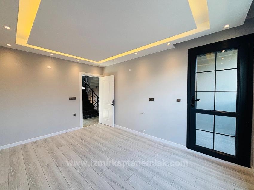 İzmir Seferihisar Ürkmez’de Denize 50M Ultra Lüks Akıllı Ev Sistemli 3+1 Yazlık 