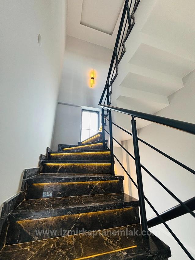 İzmir Seferihisar Ürkmez’de Denize 50M Ultra Lüks Akıllı Ev Sistemli 3+1 Yazlık 