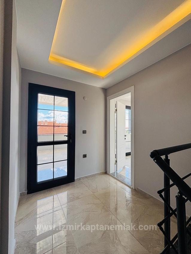 İzmir Seferihisar Ürkmez’de Denize 50M Ultra Lüks Akıllı Ev Sistemli 3+1 Yazlık 