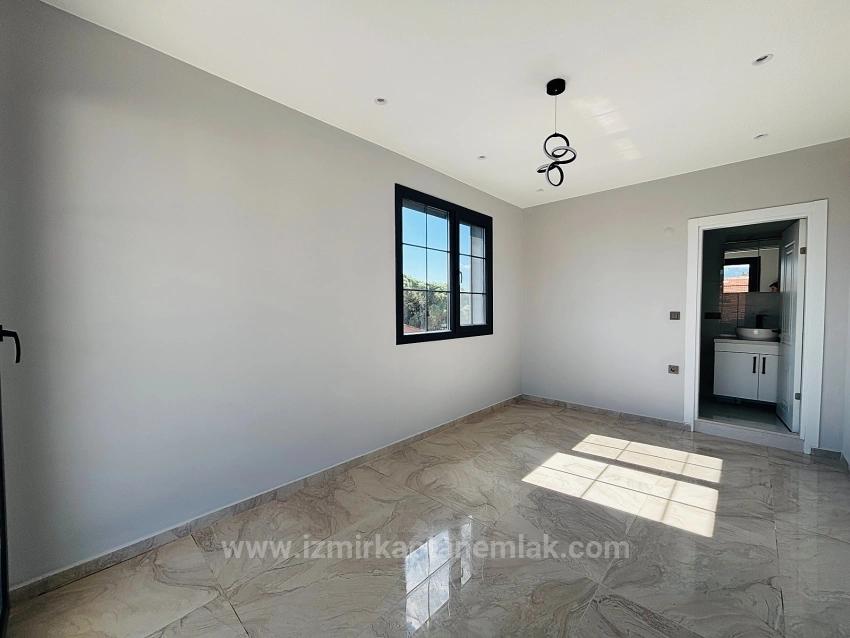 İzmir Seferihisar Ürkmez’de Denize 50M Ultra Lüks Akıllı Ev Sistemli 3+1 Yazlık 