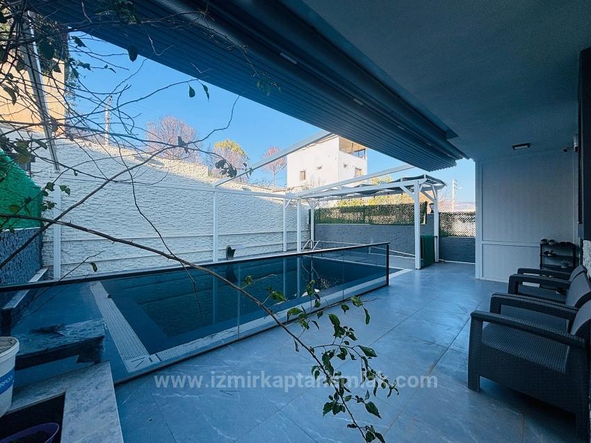 İzmir Seferihisar Cumhuriyet Mahallesi’nde Havuzlu Full Eşyalı 3+1 Satılık Villa