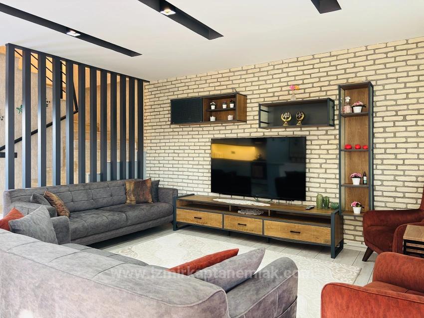 İzmir Seferihisar Cumhuriyet Mahallesi’nde Havuzlu Full Eşyalı 3+1 Satılık Villa