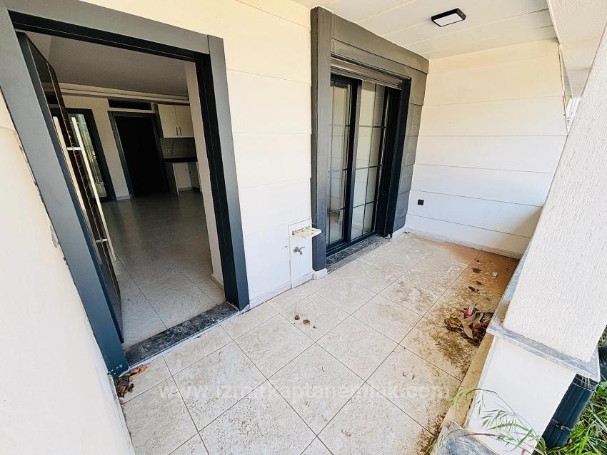 İzmir Seferihisar Payamlı Mahallesi Deniz Sokağında Yenilenmiş 1+1 Düz Ayak Satılık Daire