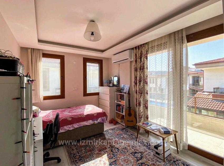 İzmir Seferihisar Cumhuriyet Mahallesi’nde Havuzlu  Site İçerisinde 3+1 Satılık Villa