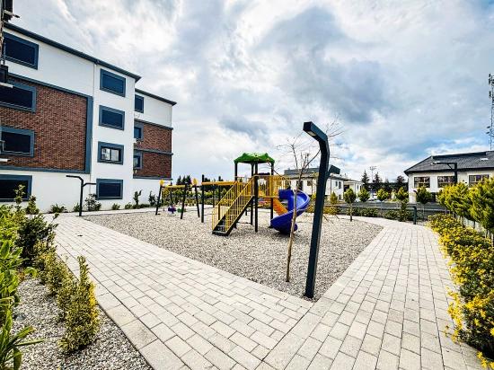 İzmir Seferihisar Çolakibrahim Bey Mahallesi’nde Havuzlu Güvenlik Kameralı Site İçerisinde