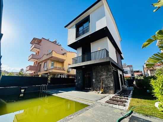 İzmir Menderes Gümüldür Mahallesi’nde Denize 100M Akıllı Ev Sistemli Havuzlu 3+1 Müstakil