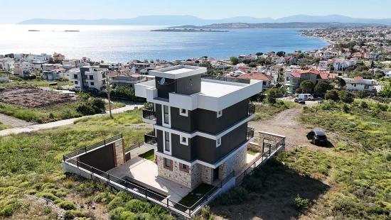 İzmir Seferihisar Akarca’da Deniz Manzaralı Havuzlu 5+1 Müstakil Tripleks Yazlık Villa