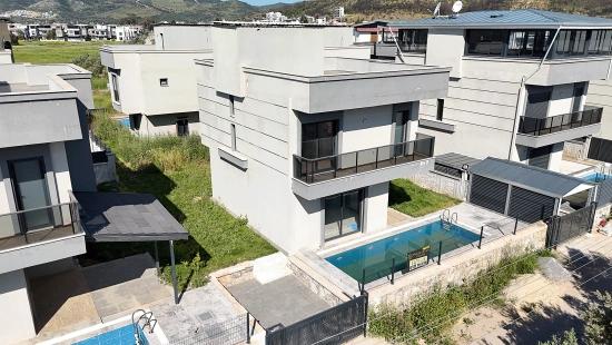 İzmir Seferihisar Cumhuriyet Mahallesi’nde 3+1 Havuzlu Satılık Müstakil Villa