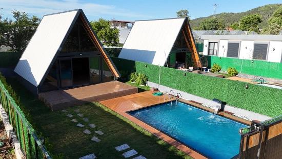 İzmir Menderes Yeniköy Mahallesi’nde Havuzlu Modern Bungalov