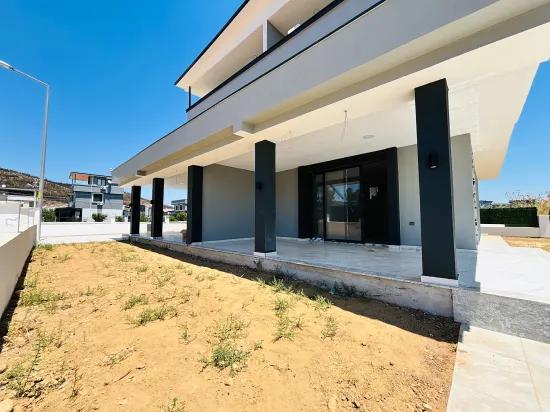 İzmir Seferihisar Cumhuriyet Mahallesi’nde Geniş Bahçeli 3+1 Satılık İkiz Villa
