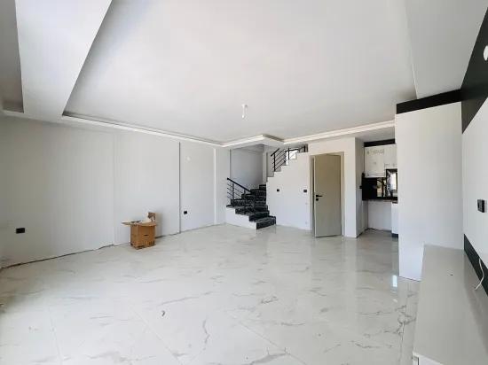 İzmir Seferihisar Cumhuriyet Mahallesi’nde Geniş Bahçeli 3+1 Satılık İkiz Villa