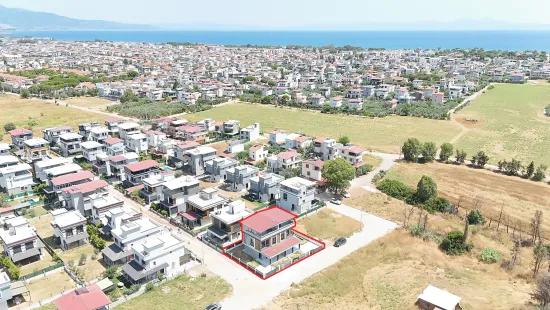 İzmir Seferihisar Cumhuriyet Mahallesi’nde Geniş Bahçeli 3+1 Satılık İkiz Villa