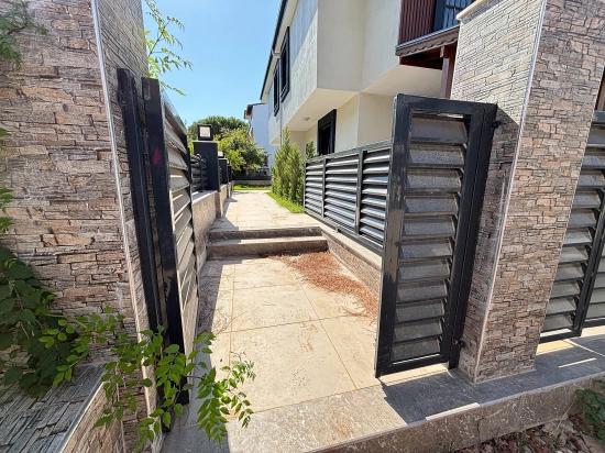Seferihisar Doğanbey'de Plaja 400 M Mesafede Bahçeli Satılık 4+1 Villa
