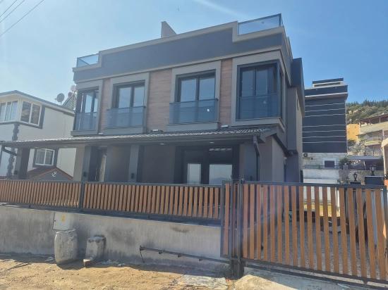Doğanbey'de Deniz Manzaralı Otoparklı Sıfır Satılık 2+1 Villa