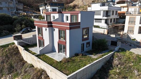 Doğanbey Atatürk Mahallesi Deniz Manzaralı Bahçeli Satılık 3+1 Villa